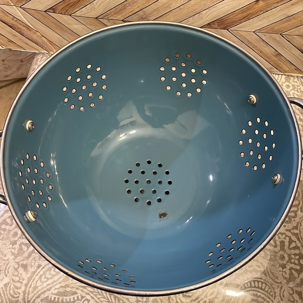 Vintage Blue Enamel metal food strainer colander. 10 x 6.5”. Farm decor - Picture 6 of 7